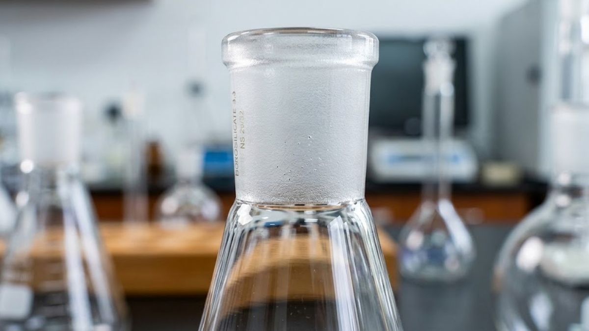 Cấu tạo chi tiết phần cổ mài nhám của chai thủy tinh borosilicate 3.3
