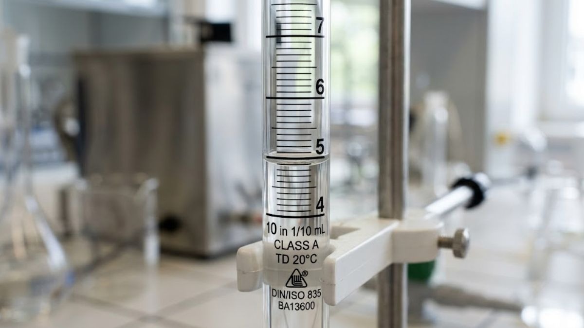 Thiết kế chi tiết ống thủy tinh và các vạch chia độ sắc nét của pipet thẳng Class A