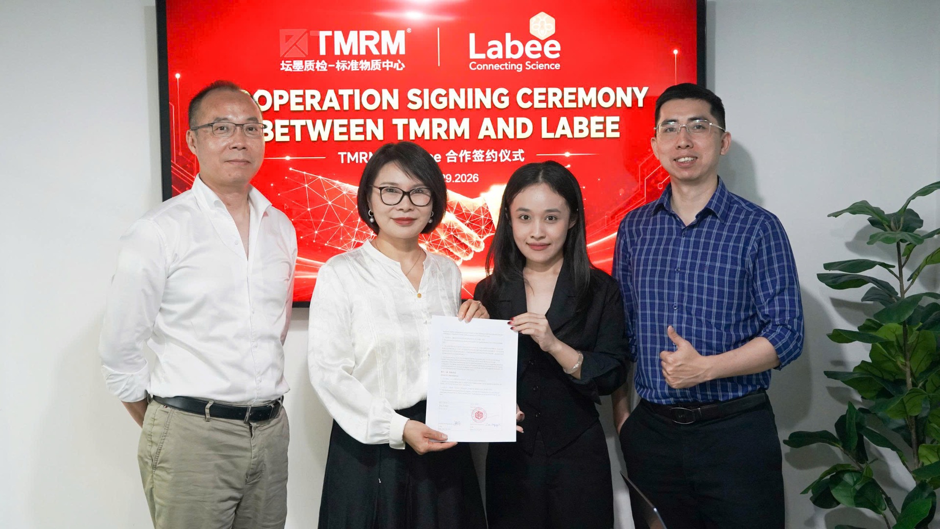 Đại diện Labee và phái đoàn TMRM (Bà FANG, Yanfei và Ông LI, Clement) tại sự kiện ký kết hợp tác.
