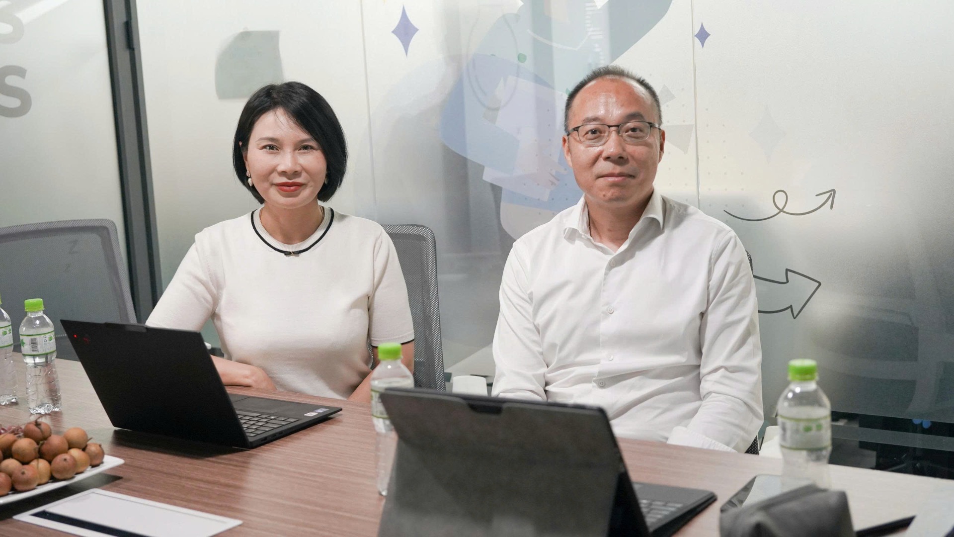 Hai đại diện từ đối tác TMRM