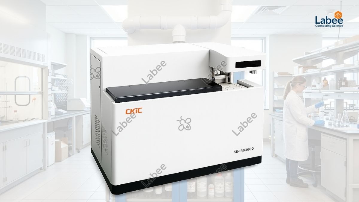 Máy phân tích lưu huỳnh bằng tia hồng ngoại 5E-IRS3600 với khay mẫu tự động 60 vị trí đang hoạt động trong phòng lab