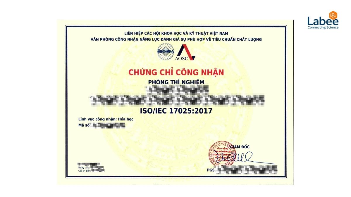 Chứng nhận ISO/IEC 17025:2017 đặt cạnh các báo cáo phân tích khoa học
