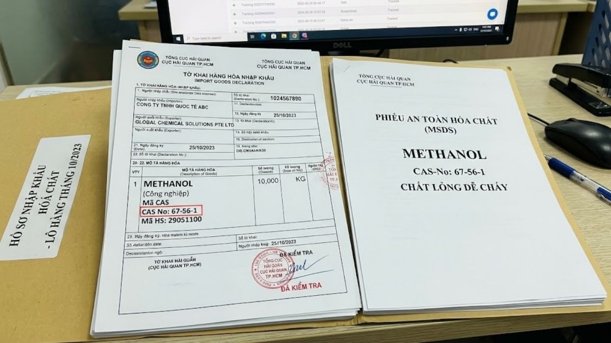 Bộ hồ sơ chứng từ hải quan nhập khẩu hóa chất có hiển thị tờ khai và mã CAS